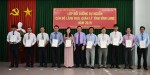 Bí thư Tỉnh ủy - Trần Văn Rón trao giấy chứng nhận cho học viên