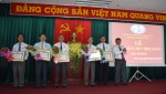 Phó Bí thư Thường trực Đảng ủy Khối Cơ quan và Doanh nghiệp tỉnh- Cao Văn Bé Tư trao Huy hiệu 30 năm tuổi Đảng cho cá
